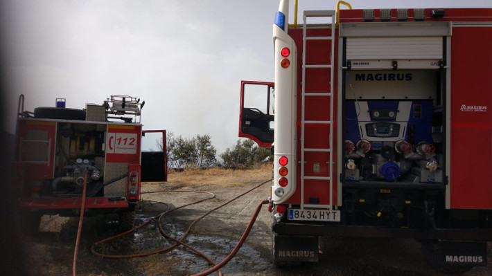 Bomberos de Almuñécar y medio aéreo del Infoca sofocan un incendio forestal cerca de Cerro Moscaril